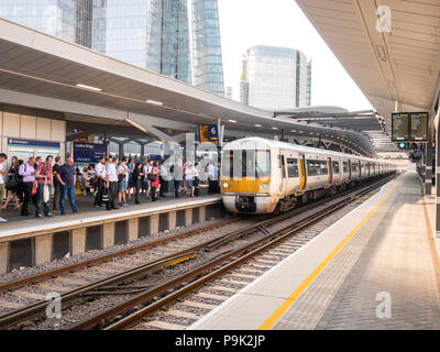Pendler auf der Plattform Bahnhof London Bridge, Großbritannien Stockfoto