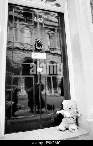 Er sein Haus an der Downing Street Nr.10 ist Premierministerin Margaret Thatcher's Teddybär - Humphrey. Er reist zu Liverpool für die Nspcc tragen Notwendigkeit Tag, organisiert von Joan Gregory, der Skelmersdale. Die Veranstaltung wird 100 Teddybären von berühmten Personen zu helfen, Kapital für das Liverpool NSPCC Centenary Anklang Fonds erhöhen. Stockfoto