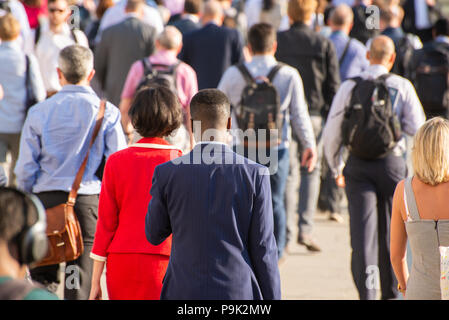 Pendler aus schwarzen und ethnischen Minderheiten überqueren die London Bridge, London, Großbritannien Stockfoto