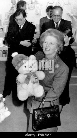 Premierministerin Margaret Thatcher mit einem Teddybär, um ihr in der £ 15 m Hauptsitz der Supermarktkette ASDA vorgestellt, die Sie in Leeds eröffnet. * Wirephoto Stockfoto