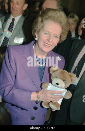 Premierministerin Margaret Thatcher hält BUPA der Bär auf der BUPA stand auf dem Parteitag der Konservativen Partei in Bournemouth. Stockfoto