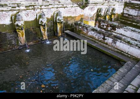 Traditionelle balinesische Skulptur vor einem Wasser Pool, innen Goa Gajah Tourismus Spot. In der Nähe von Ubud, Bali, Indonesien. Stockfoto