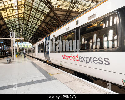 Stansted Express Zug zur Liverpool Street Station, London, UK Stockfoto