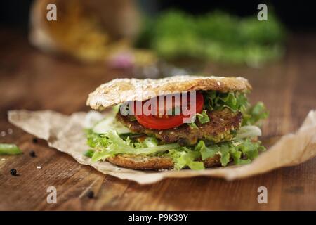 Gesunde vegetarische Dinkel Burger Stockfoto