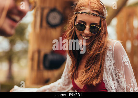Glückliche junge hippie Frau tanzen im Freien an Music Festival. Weibliche Hipster in Sonnenbrille Spaß an der Musik Festival. Stockfoto