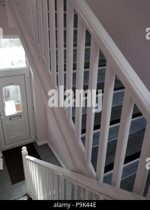Steile Treppen bis auf Straßenebene aus der ersten Etage Büro Stockfoto