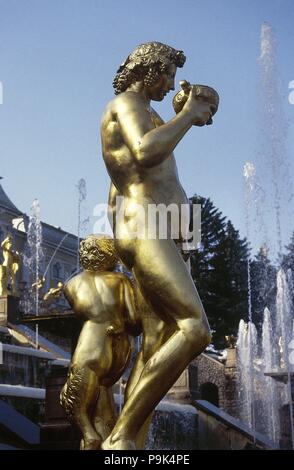 Eine goldene Nachbildung von Michelangelos Bacchus (Bacchus und Pan). Die Große Kaskade. Schloss Peterhof, in der Nähe von Saint Petersburg, Russland. Peter der Große bestellt seine Konstruktion, 1714-1725. Stockfoto