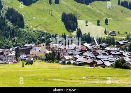 Pfarrkirche St. Nikolaus und Bartholomäus in Saalbach, Österreich Stockfoto