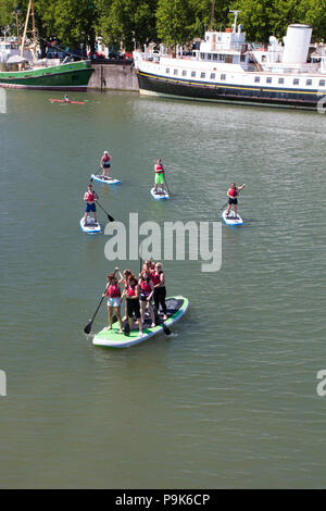 BRISTOL: SUP Standup Paddleboarders Spaß im Hafen. Stockfoto