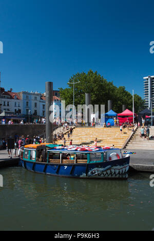 BRISTOL: Fähre vor der Kaskade Schritte Bristol City Centre. Stockfoto