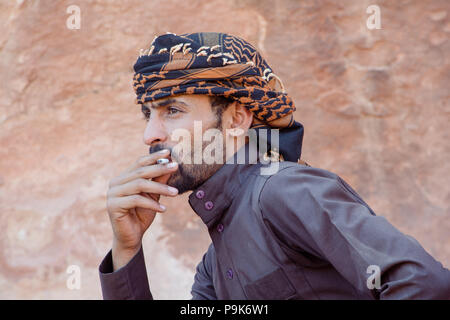 WADI RUM WÜSTE, Jordanien - April 30, 2016: beduinemann im Wadi Rum das Rauchen einer Zigarette Stockfoto