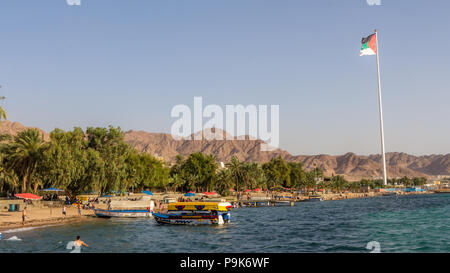 AQABA, Jordanien - Mai 01, 2016: Glas Boote zum Mieten am Strand von Aqaba in Jordanien. Stockfoto