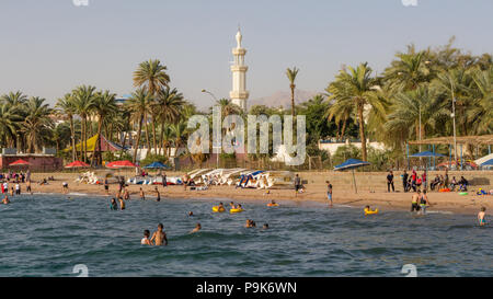 AQABA, Jordanien - Mai 01, 2016: Baden am Strand von Aqaba in Jordanien. Stockfoto