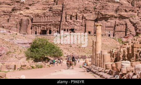 PETRA, Jordanien - 30. APRIL 2016: Beduinen junger Mann reiten auf dunk Stockfoto