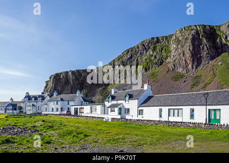 Reihe weißer Häuser in der ehemaligen Schiefer - Bergbau Dorf Ellenabeich auf der Isle of Seil, Argyll und Bute, Schottland, Großbritannien Stockfoto