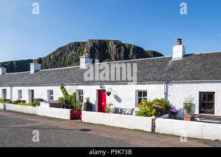 Reihe von White-Harled Arbeitnehmer Hütten im ehemaligen Schiefer-Bergbau-Dorf Ellenabeich auf der Insel Seil, Argyll and Bute, Scotland, UK Stockfoto