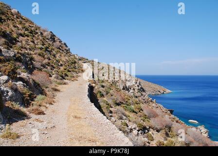 Der Weg von Livadia zu Lethra Beach auf der griechischen Insel Tilos. Stockfoto