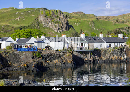 Reihe von White-Harled Arbeitnehmer Hütten im ehemaligen Schiefer-Bergbau-Dorf Ellenabeich auf der Insel Seil, Argyll and Bute, Scotland, UK Stockfoto