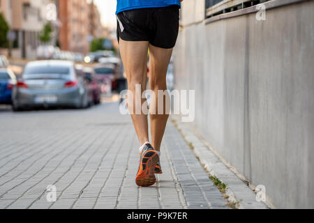 Nahaufnahme des Sports Männerbeine mit Sport Hintergrund Stadt Hintergrund in Runner Fitness Concept mit Kopie Raum Stockfoto