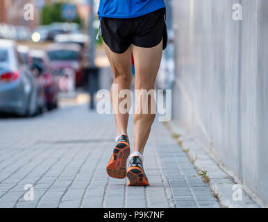 Nahaufnahme des Sports Männerbeine mit Sport Hintergrund Stadt Hintergrund in Runner Fitness Concept mit Kopie Raum Stockfoto