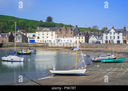 Segeln Boote bei Ebbe und Hotels/Restaurants im malerischen Hafen von Stonehaven, Aberdeenshire, Schottland, Großbritannien Stockfoto