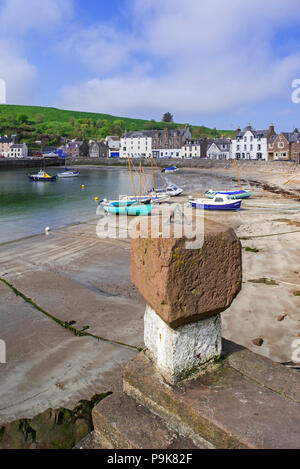 Alte Stein mit Sonnenuhr und Segelboote bei Ebbe in den malerischen Hafen von Stonehaven, Aberdeenshire, Schottland, Großbritannien Stockfoto