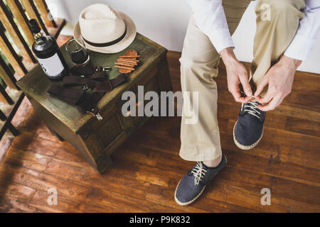 Mann, der eco Flachs blaue Schuhe. Bräutigam fertig Stockfoto