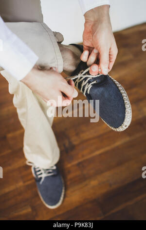 Mann, der eco Flachs blaue Schuhe. Bräutigam fertig Stockfoto