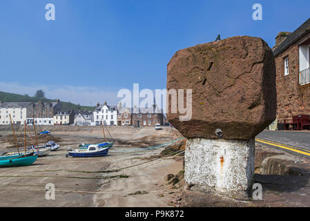 Alte Stein mit Sonnenuhr und Segelboote bei Ebbe in den malerischen Hafen von Stonehaven, Aberdeenshire, Schottland, Großbritannien Stockfoto