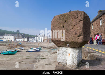 Alte Stein mit Sonnenuhr und Segelboote bei Ebbe in den malerischen Hafen von Stonehaven, Aberdeenshire, Schottland, Großbritannien Stockfoto