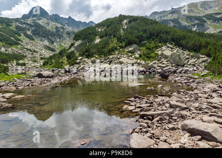 Fantastische Landschaft mit felsigen Gipfeln und Oberen Muratovo See, Pirin-gebirge, Bulgarien Stockfoto