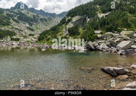 Fantastische Landschaft mit felsigen Gipfeln und Oberen Muratovo See, Pirin-gebirge, Bulgarien Stockfoto