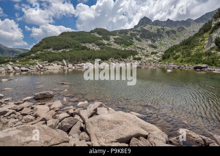 Fantastische Landschaft mit felsigen Gipfeln und Oberen Muratovo See, Pirin-gebirge, Bulgarien Stockfoto