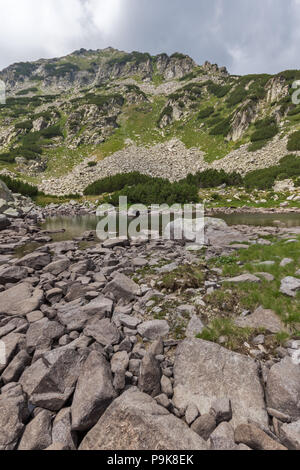 Fantastische Landschaft mit felsigen Gipfeln und Oberen Muratovo See, Pirin-gebirge, Bulgarien Stockfoto