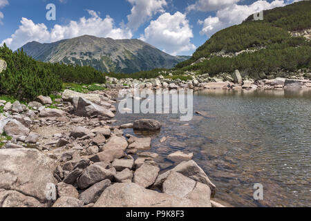 Fantastische Landschaft mit felsigen Gipfeln und Oberen Muratovo See, Pirin-gebirge, Bulgarien Stockfoto