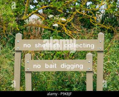 Holz- Zeichen sagen keine Muscheln sammeln und keine Köder graben, Aberlady Bay, East Lothian, Schottland, Großbritannien Stockfoto