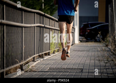 Nahaufnahme des Sports Männerbeine mit Sport Hintergrund Stadt Hintergrund in Runner Fitness Concept mit Kopie Raum Stockfoto
