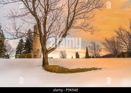 Querformat Crown Hill Memorial Park bedeckt mit Schnee während des Sonnenuntergangs. Stockfoto
