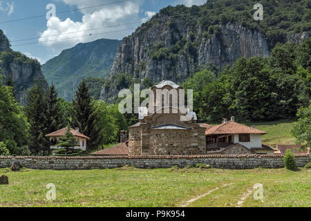 Panorama der mittelalterlichen Poganovo Kloster des Hl. Johannes des Theologen, Serbien Stockfoto