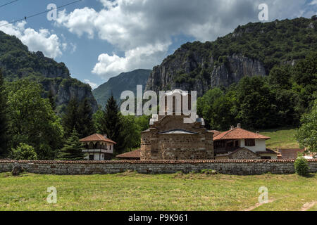 Panorama der mittelalterlichen Poganovo Kloster des Hl. Johannes des Theologen, Serbien Stockfoto