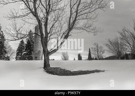 Black & White Querformat von Crown Hill Memorial Park mit Schnee bedeckt. Stockfoto