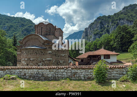 Panorama der mittelalterlichen Poganovo Kloster des Hl. Johannes des Theologen, Serbien Stockfoto