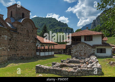 Panorama der mittelalterlichen Poganovo Kloster des Hl. Johannes des Theologen, Serbien Stockfoto