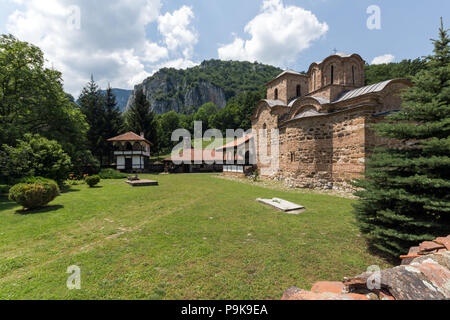 Panorama der mittelalterlichen Poganovo Kloster des Hl. Johannes des Theologen, Serbien Stockfoto