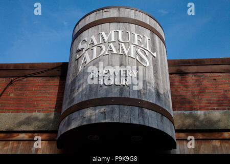 Holzfass Schild an der Fassade von Samuel Adams Brauerei in Boston, MA Stockfoto