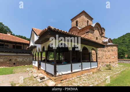 Panorama der mittelalterlichen Poganovo Kloster des Hl. Johannes des Theologen, Serbien Stockfoto