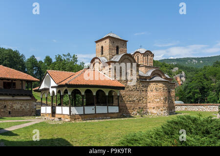 Panorama der mittelalterlichen Poganovo Kloster des Hl. Johannes des Theologen, Serbien Stockfoto