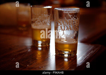 Gläser auf den Tisch während Samuel Adams Brauerei Tour in Boston, MA Stockfoto