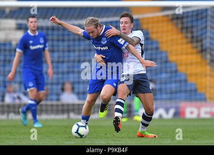 Everton ist Tom Davies (links) Schlachten mit Begraben von Callum McFadzean (rechts) während der Vorsaison freundlich Gigg Lane, begraben. Stockfoto