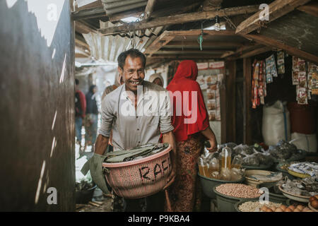 SEMBALUN LAWANG, Indonesien - 26. AUGUST 2017: Nicht identifizierte Mann waren auf den traditionellen Markt in Sembalun Lawang. Stockfoto